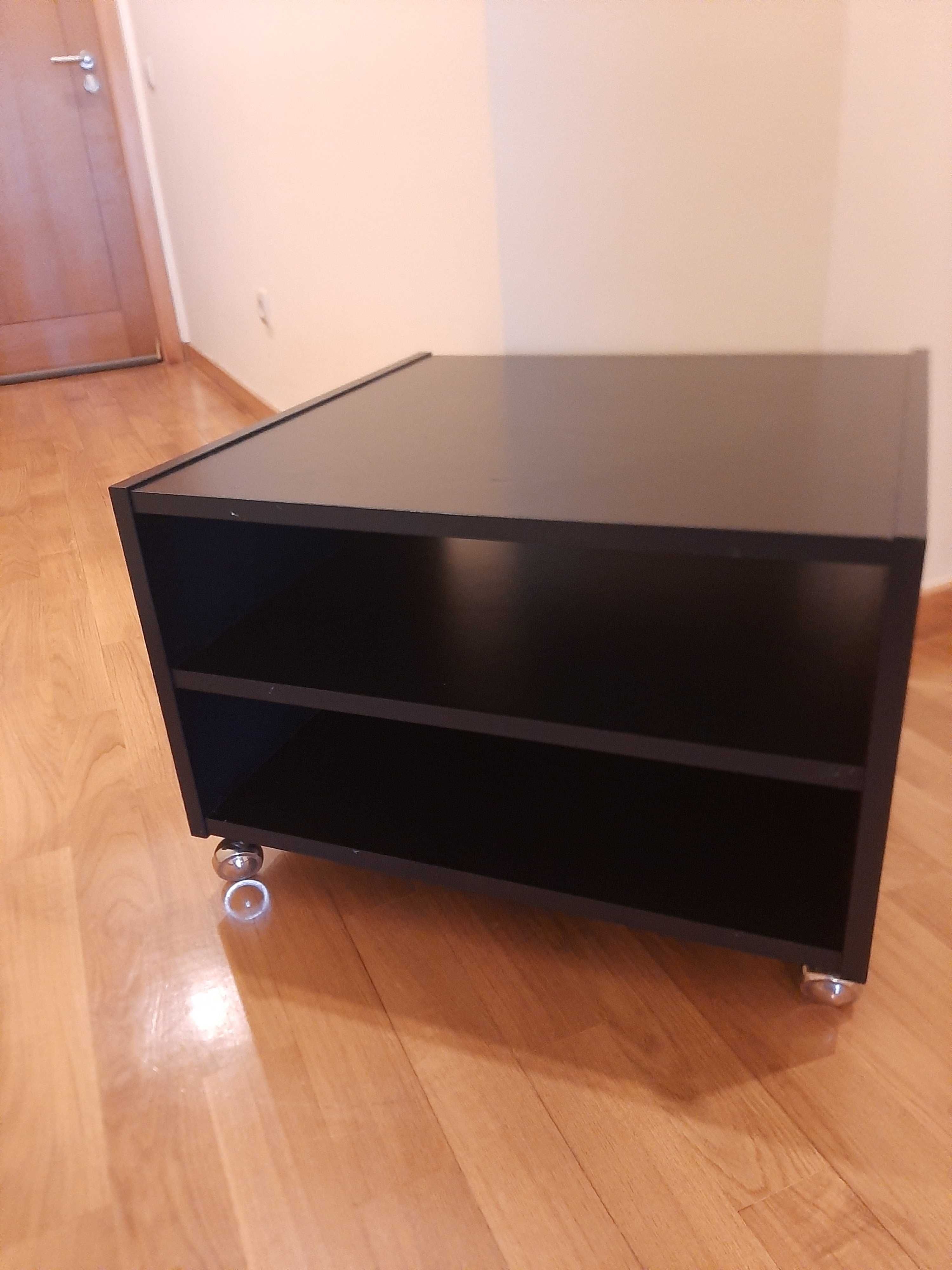 Movel preto com rodinhas em bom estado