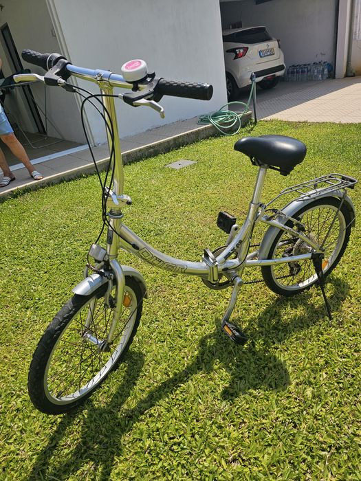 Bicicleta marca qūer, toda em inox