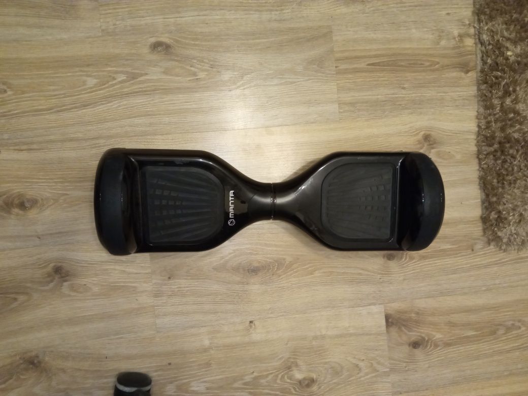 Sprzedam hoverboard. Ładowarkę i pokrowiec dorzucam za darmo.