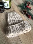 Beżowa czapka na drutach handmade wełna mefino