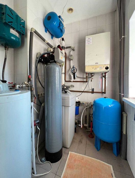 Продаж жилого будинку. Газ,камін,твердопалевний котел,гараж,підвал.