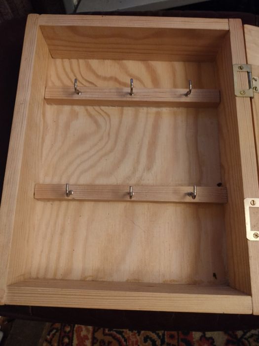 Drewniana szafka na klucze