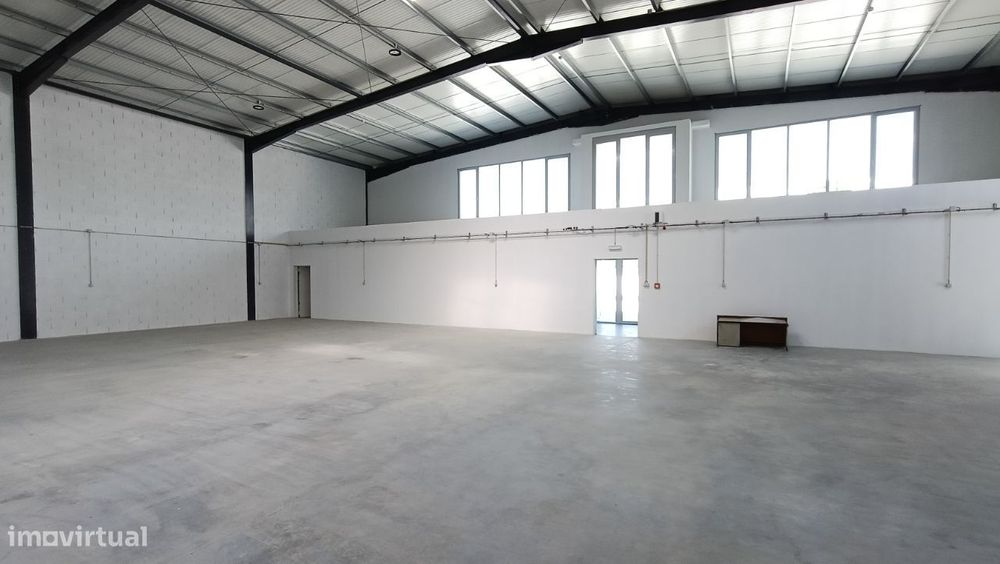 Armazém novo | Pé direito 6 m | Montras, e diversas infraestruturas