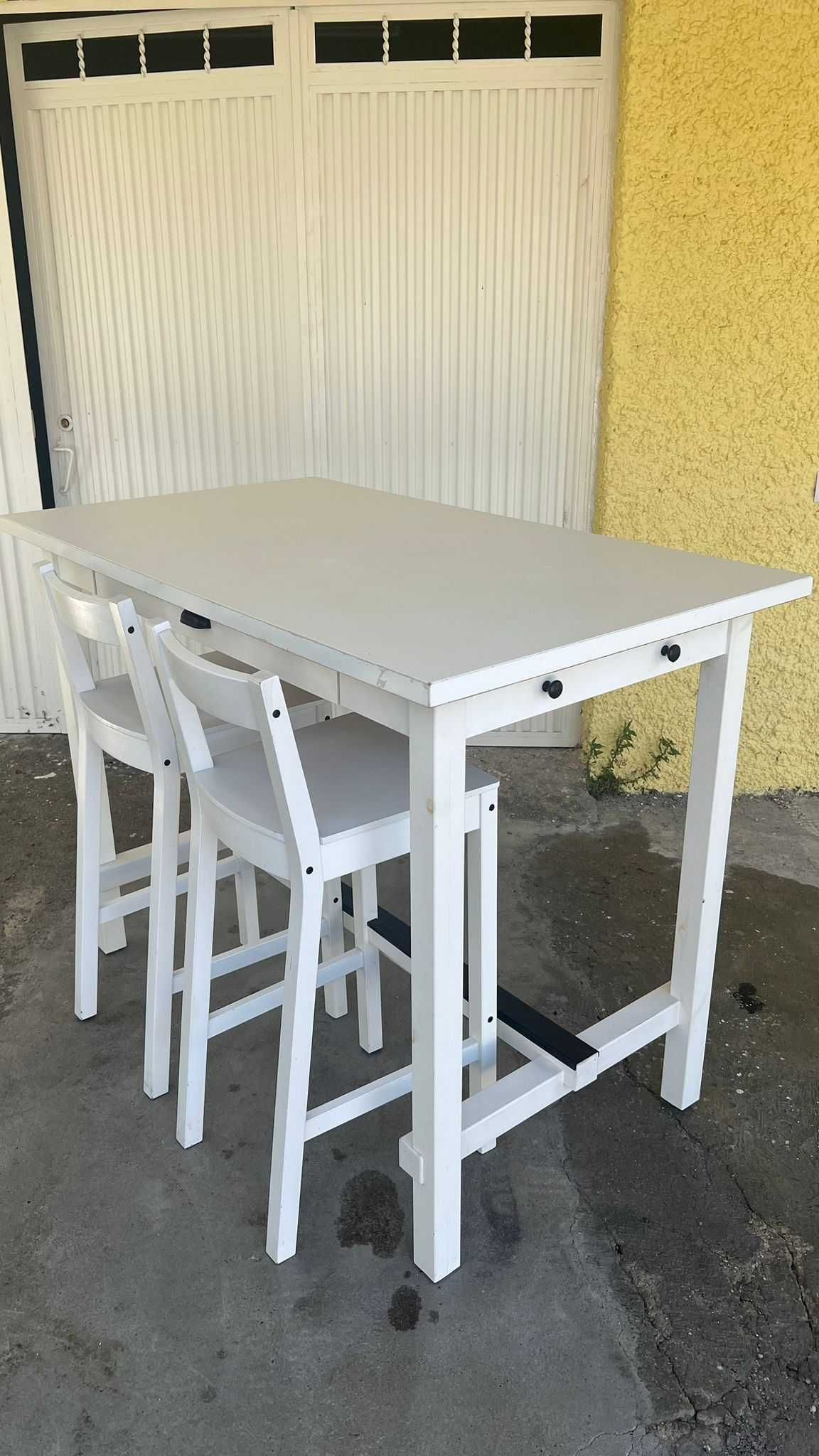 Mesa alta com 2 bancos, IKEA branca, NORDVIKEN