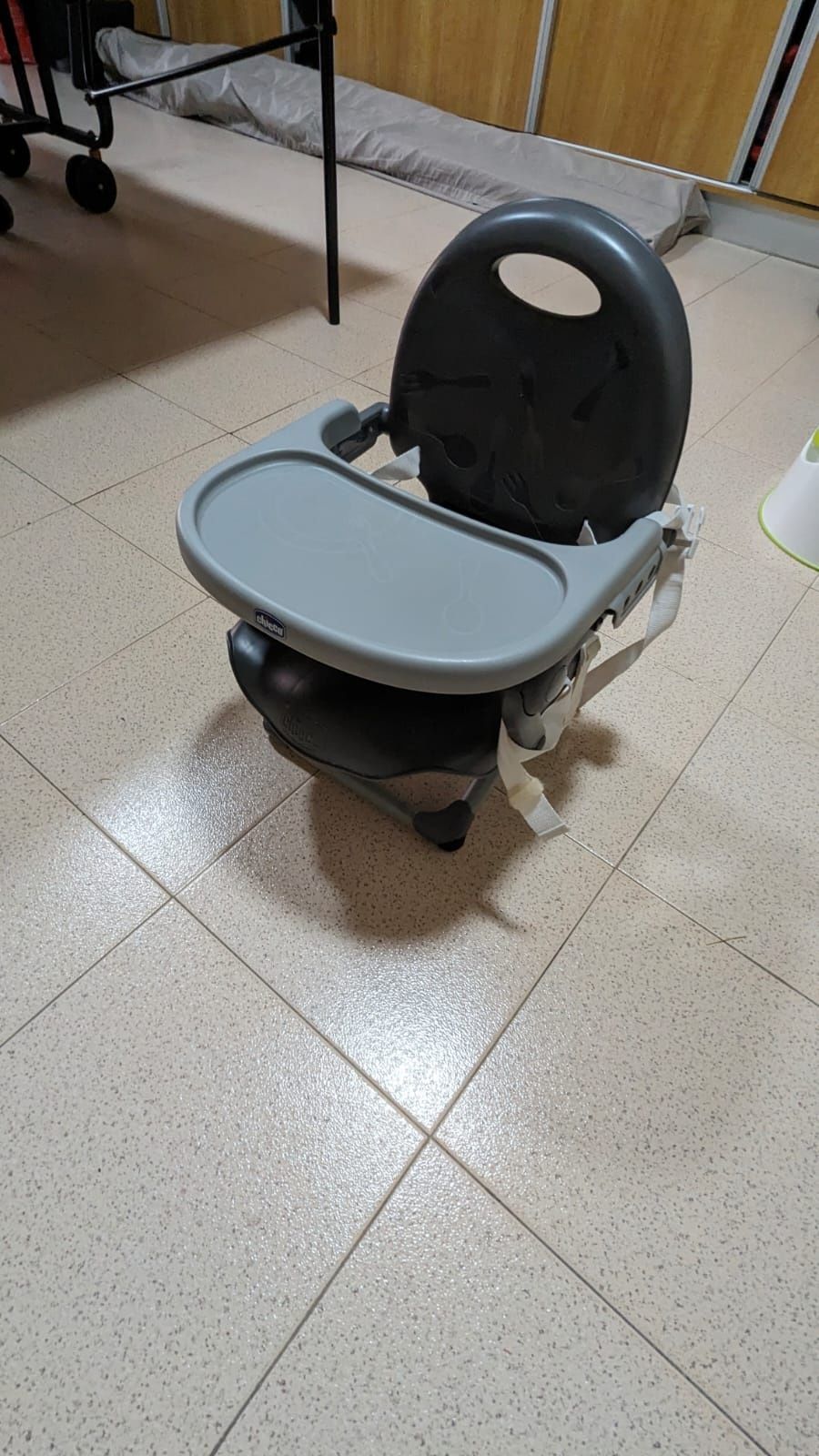 Cadeira Chicco para bebé portátil.