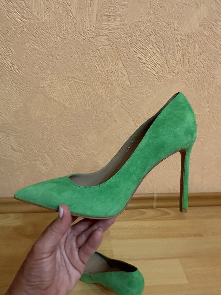 Продам женские туфли, на каблуке, зеленые, замш