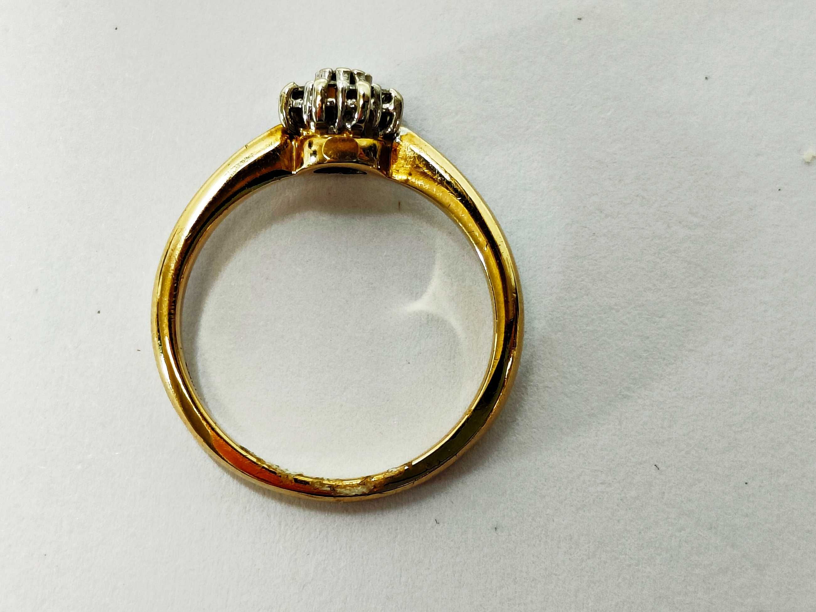 Śliczny pierścionek z 9 brylantami 3,6 g 585
