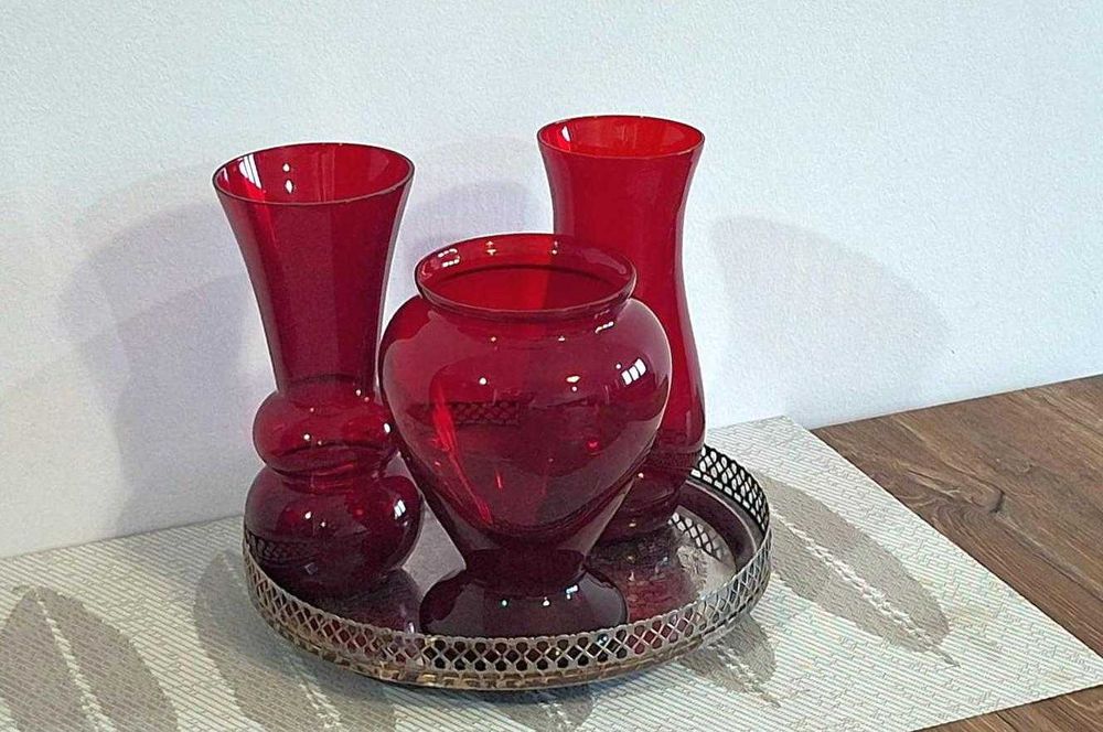 Zestaw 2 wazonów / flakonów ze starego szkła, kolor rubinowy czerwień