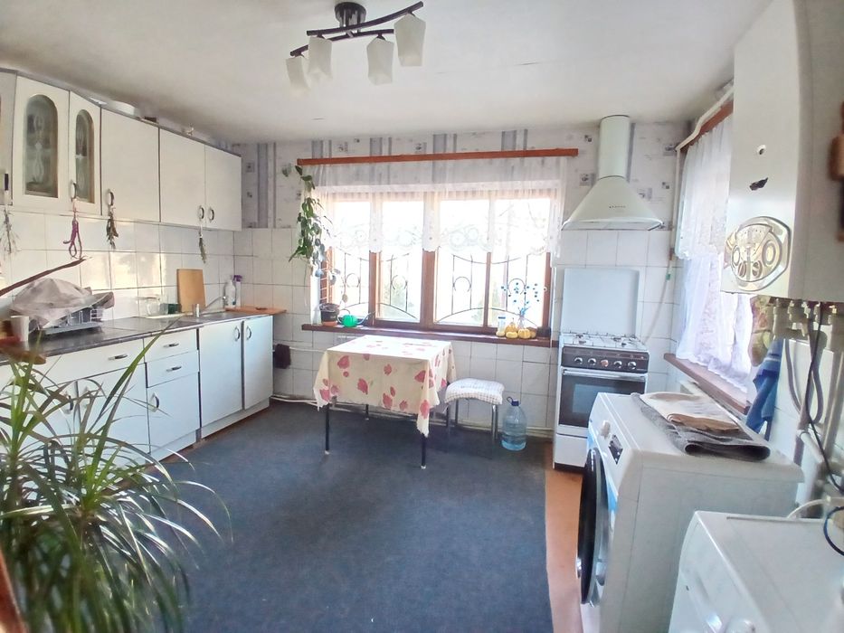 Продам Цілий Будинок на 3 сотках землі, є гараж.