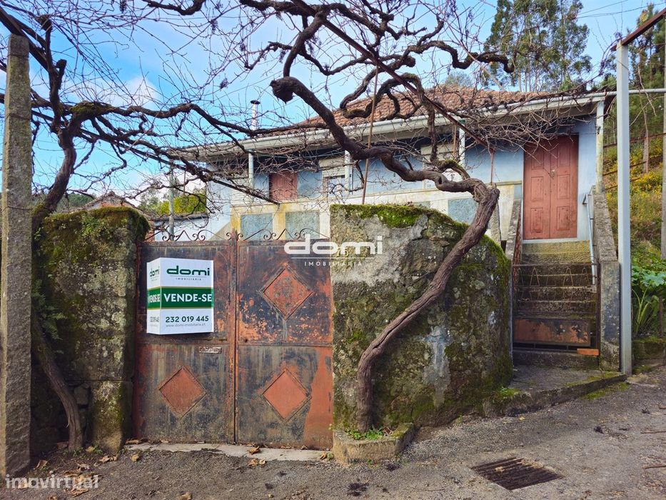 Moradia V3 para restaurar,  com terreno e pinhal, localizada na fregue