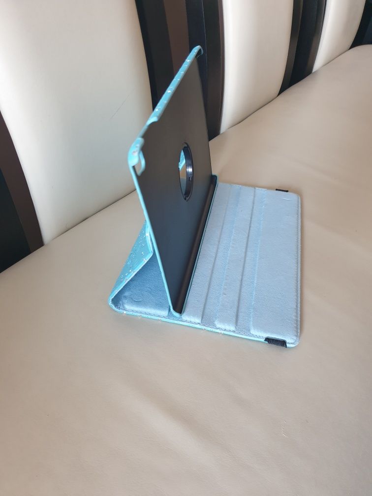 Etui na tablet w kolorze turkusowym błyszczącymi kwiatami