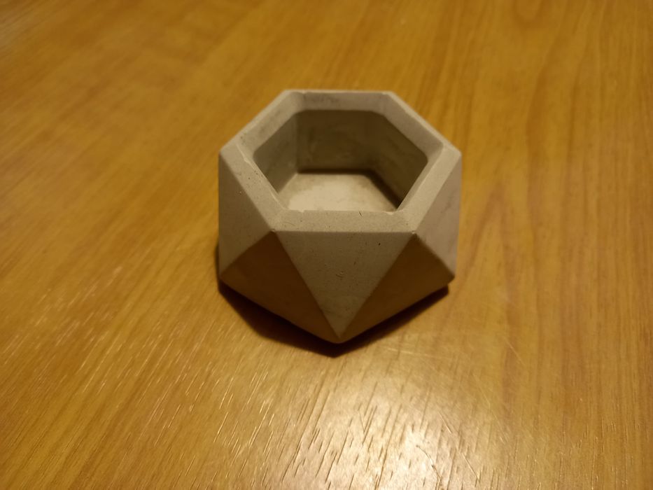 Vasos artesanais em cimento para cactos, suculentas ou ornamentais.