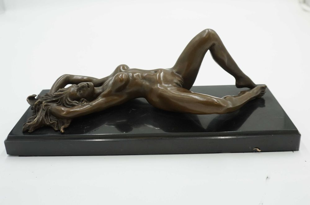 AKT nagiej kobiety-figura z brązu-naga leżąca kobieta