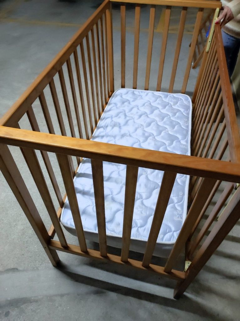 Cama de bebê  com colchão