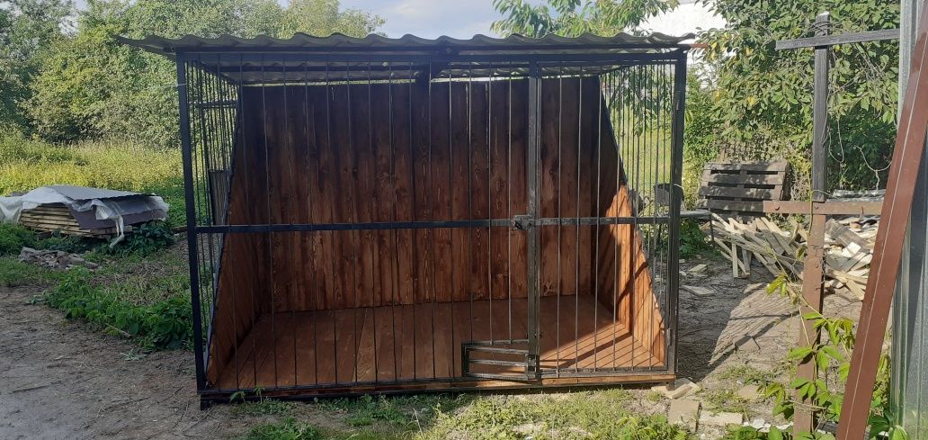 Вольєр є в наявності для великої собаки