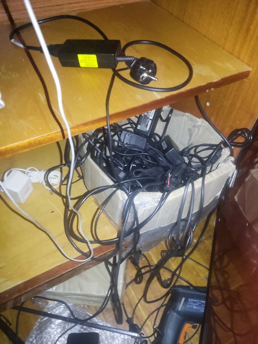 Продам зарядки к ноутбукам.асус хп .делл .леново