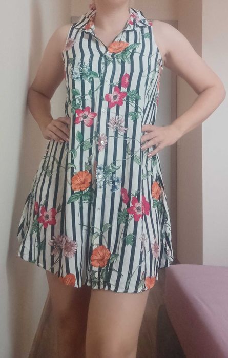 Sukienka w paski i kwiaty kołnierzyk Stradivarius S