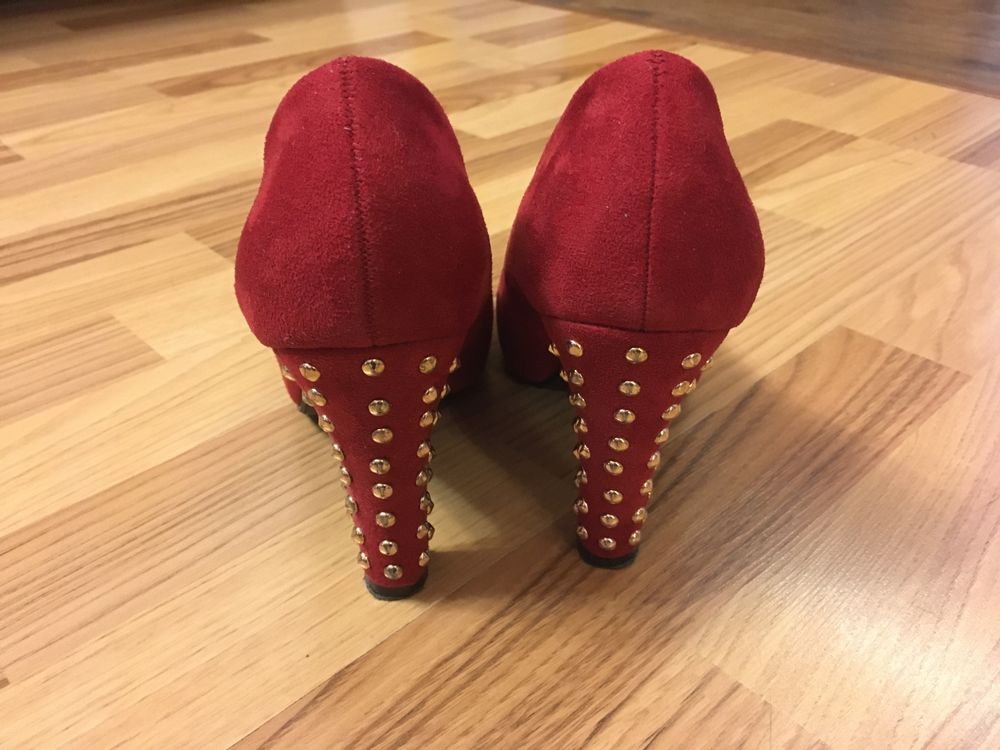 Продам красивые красные туфли, можно на фотосессию (39 р)