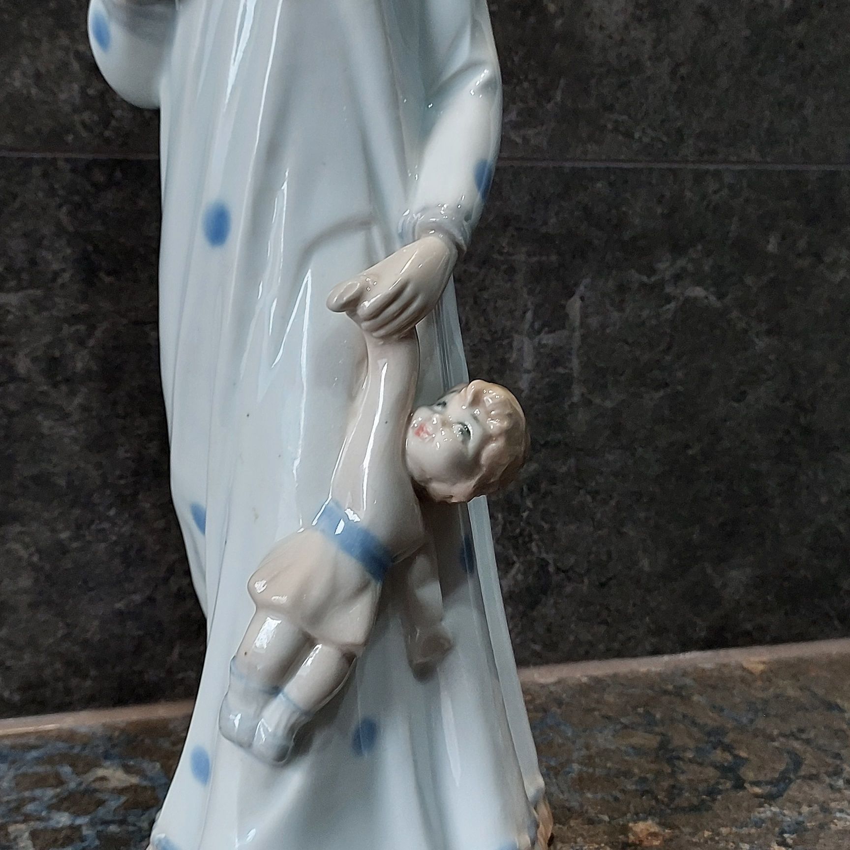 Porcelanowa figurka dziewczynka z lalką