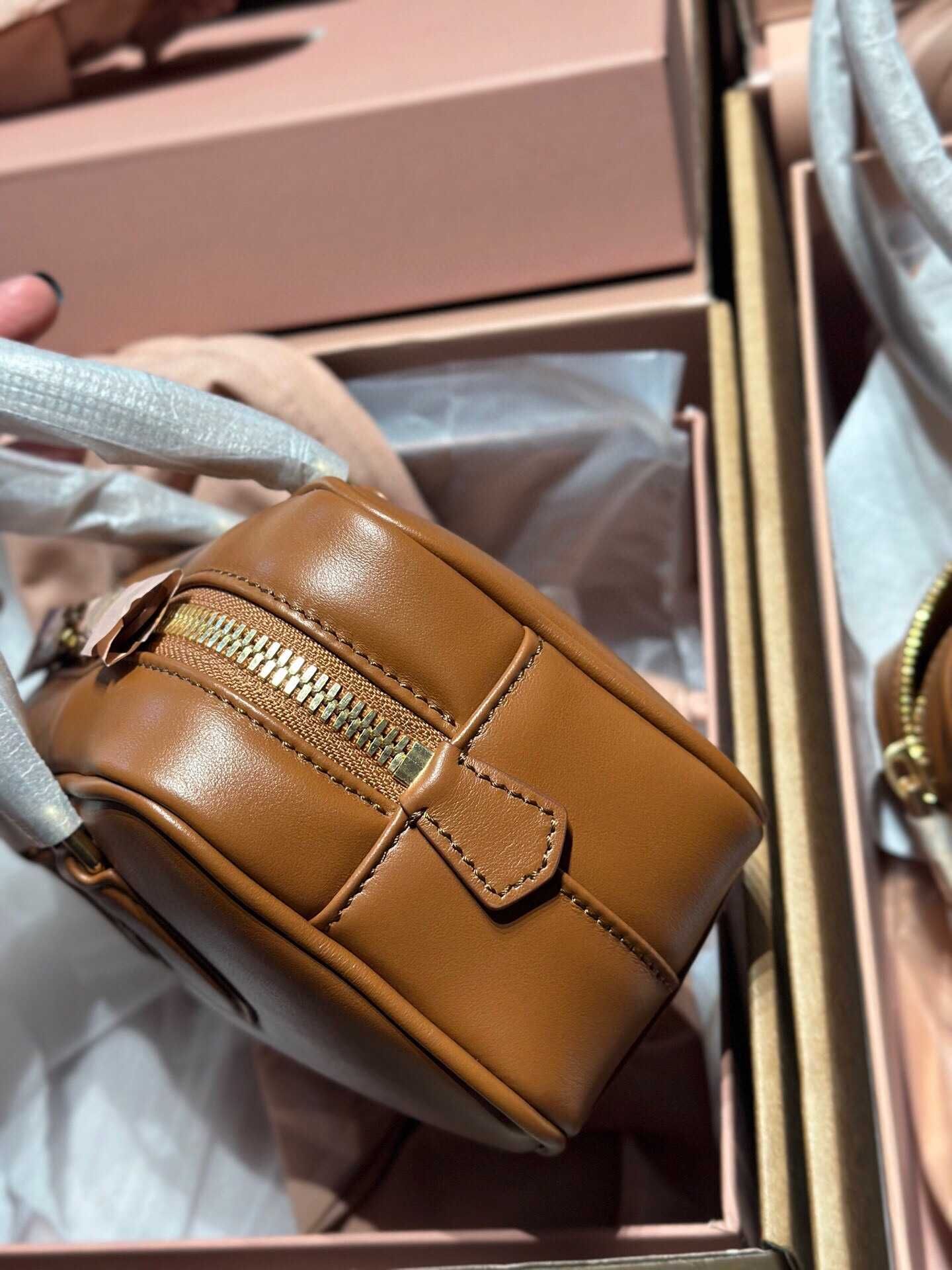 Brązowa Miu Miu Torba – Modny Akcent Codziennych Stylizacji