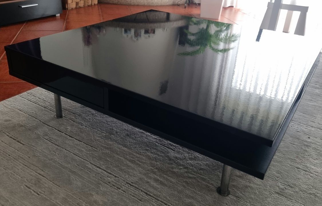 Mesa de centro da ikea em ótimo estado, em preto  brilhante C/Nova