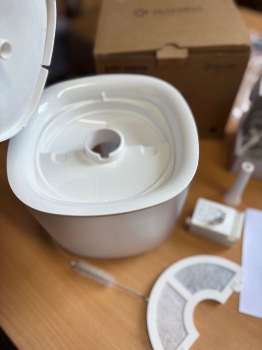 Fontanna dla kota z bezprzewodową pompą wodną 2 l