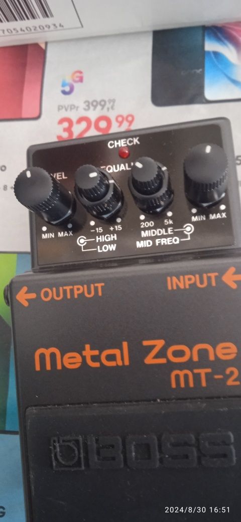 Amplificador. Combo para guitarra elétrica e pedal de efeitos