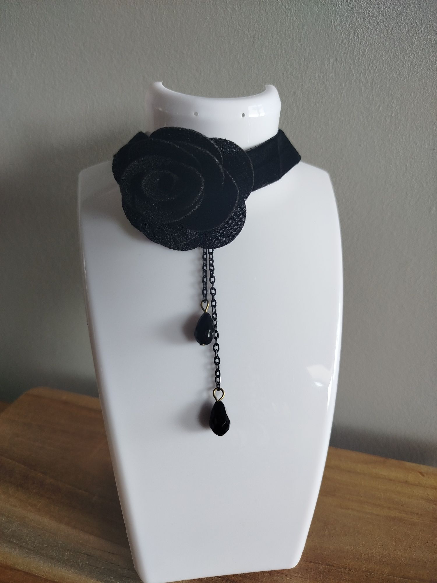 Choker na szyję z kwiatkiem różą