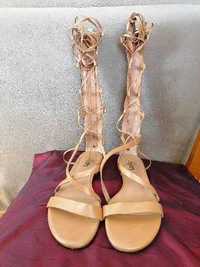 Sandálias no estilo romano em pele para senhora