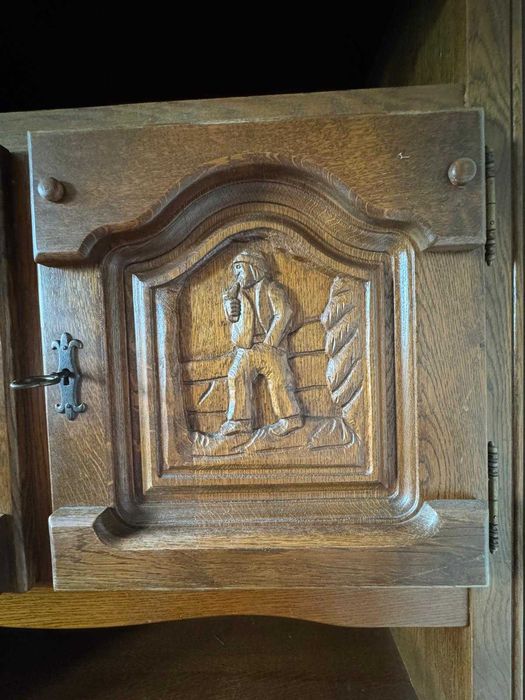 Masywny mebel z litego drewna – rzeźbione fronty, styl rustykalny