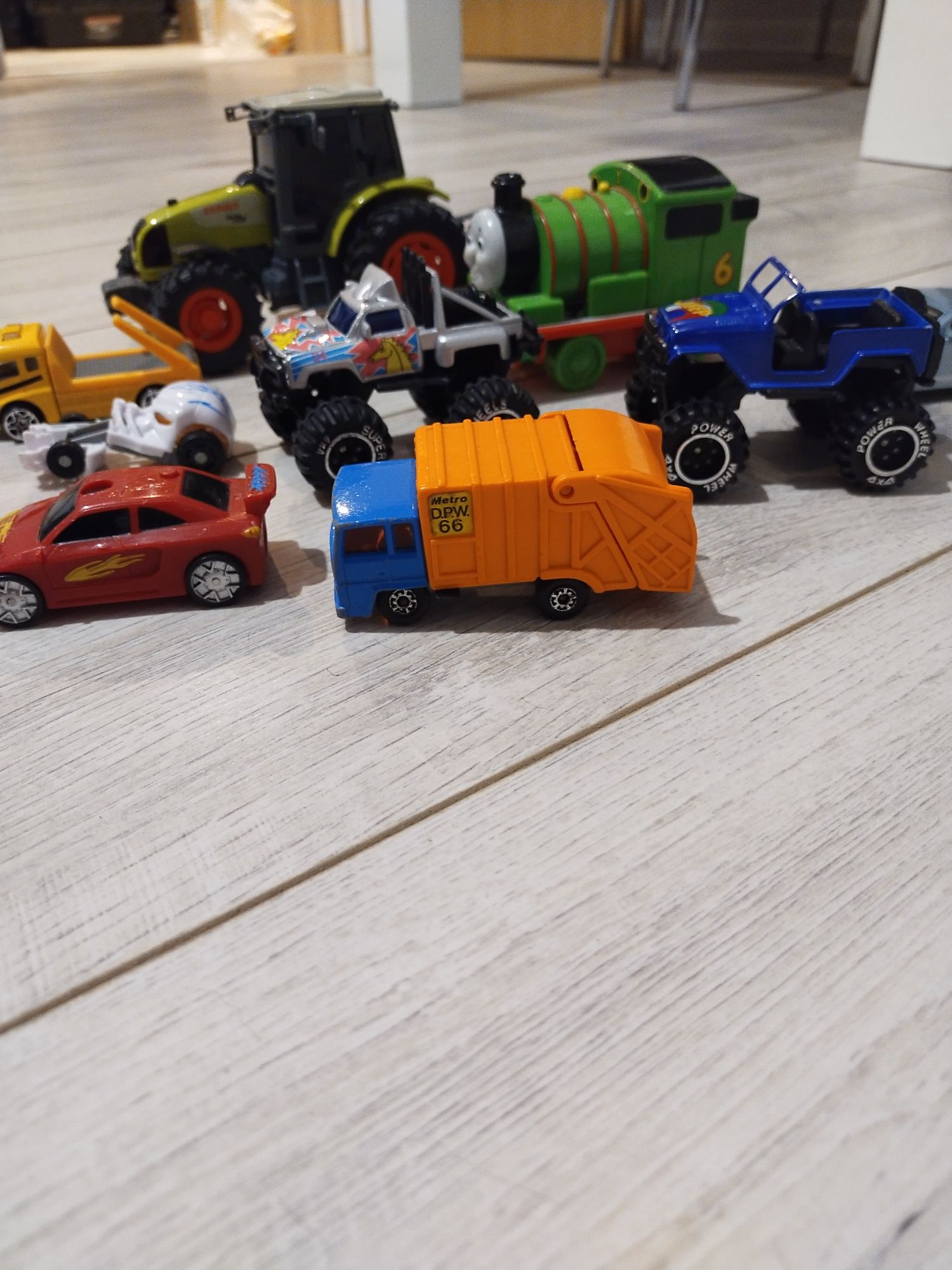 Piotruś z bajki Tomek i przyjaciele, traktor i inne samochodziki