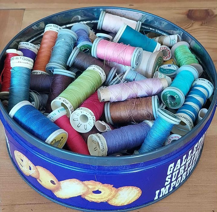 Caixa com dezenas de Carrinhos de Linhas diversas VINTAGE
