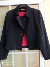 Casaco  curto, exterior preto, forrado com  tecido vermelho