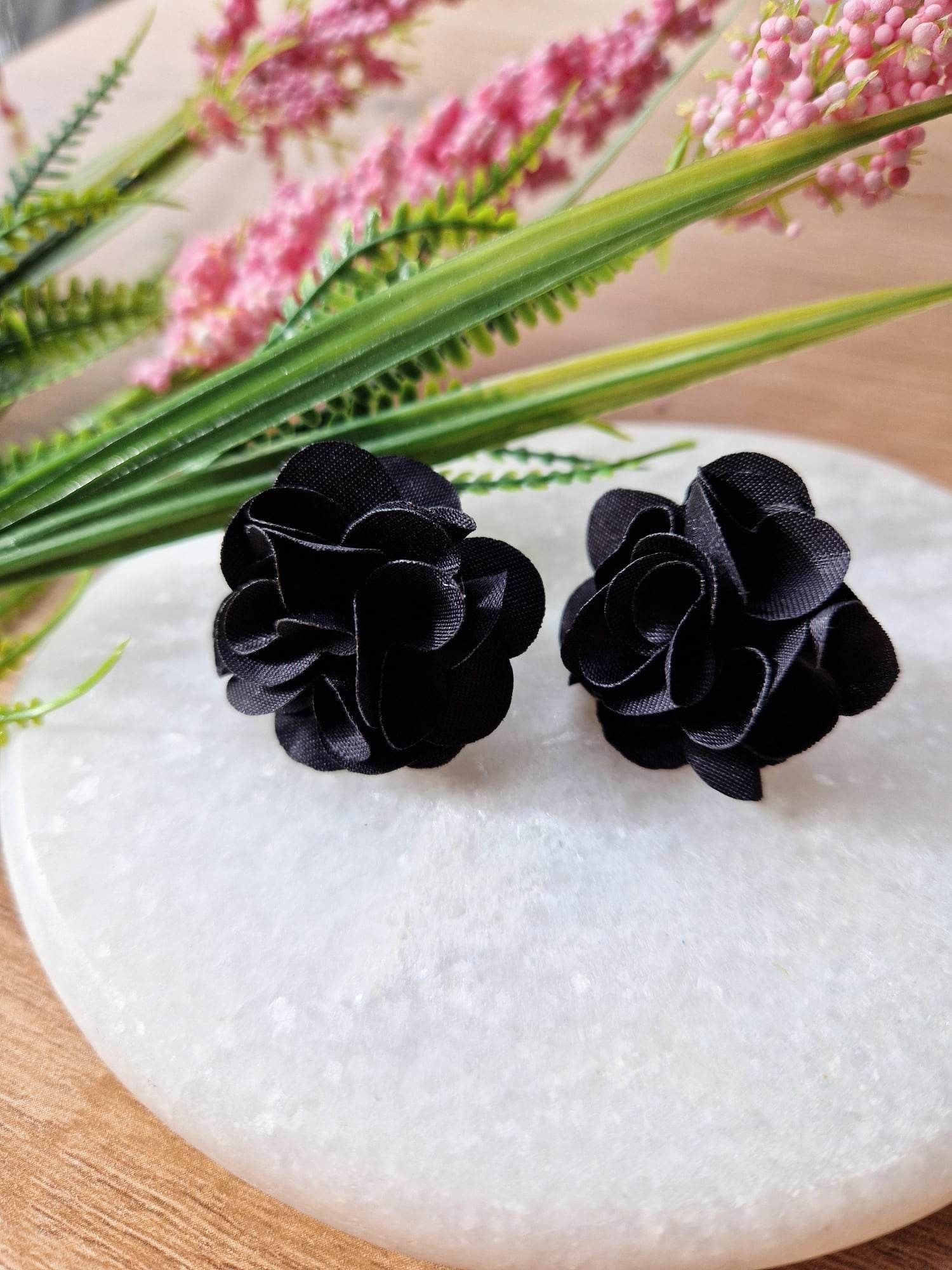 Kolczyki damskie sztyfty kwiatki czarne wiosna eleganckie