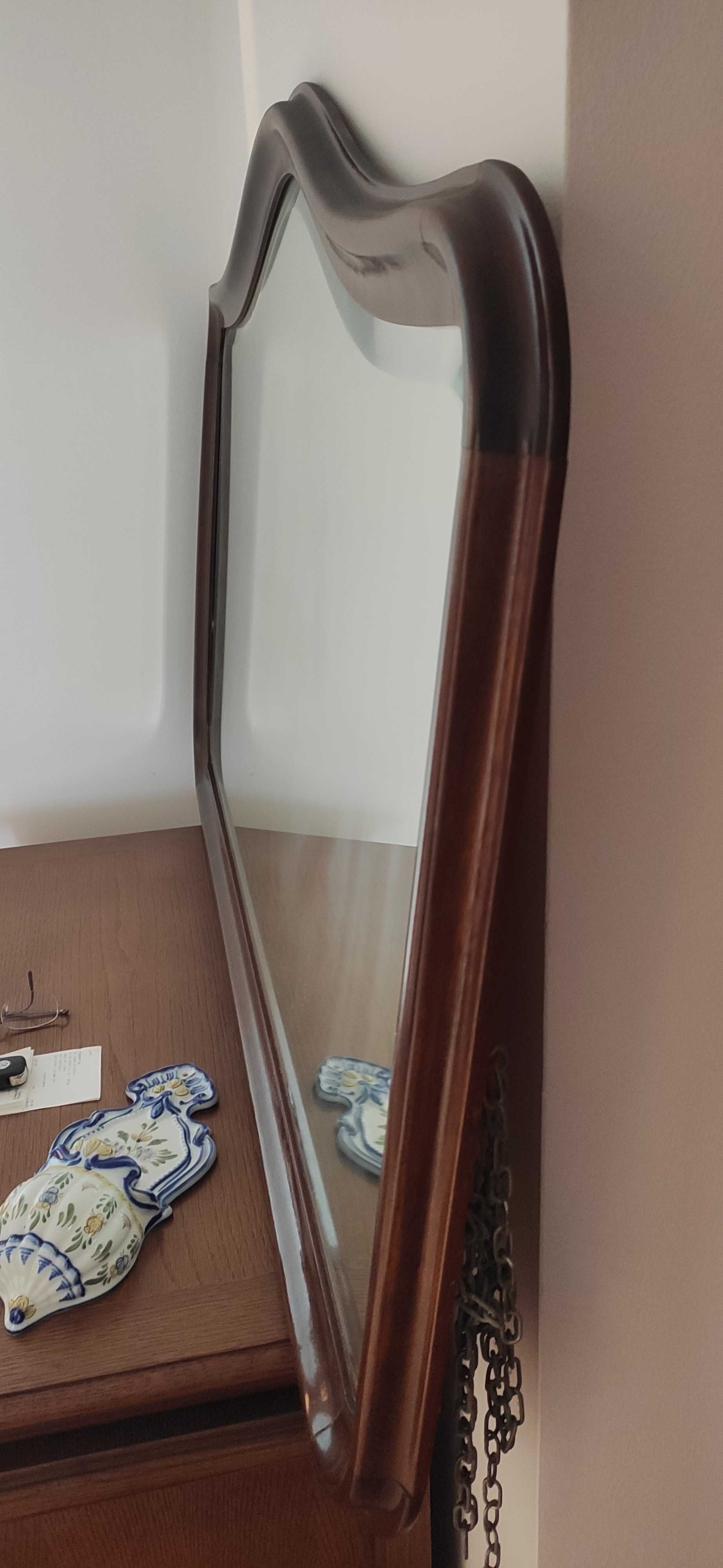 Espelho de sala. Aro em madeira.