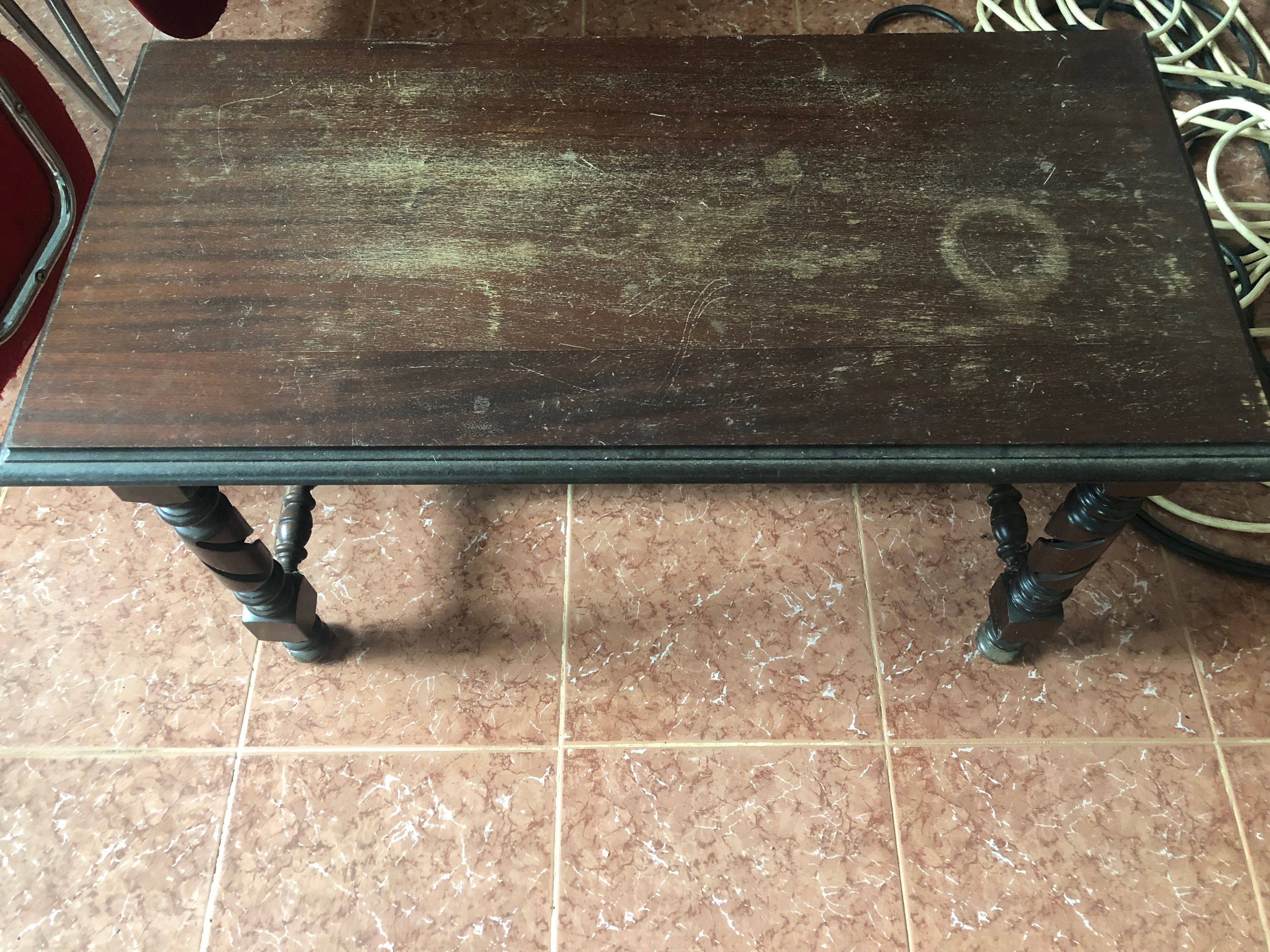 Mesa de sala em madeira