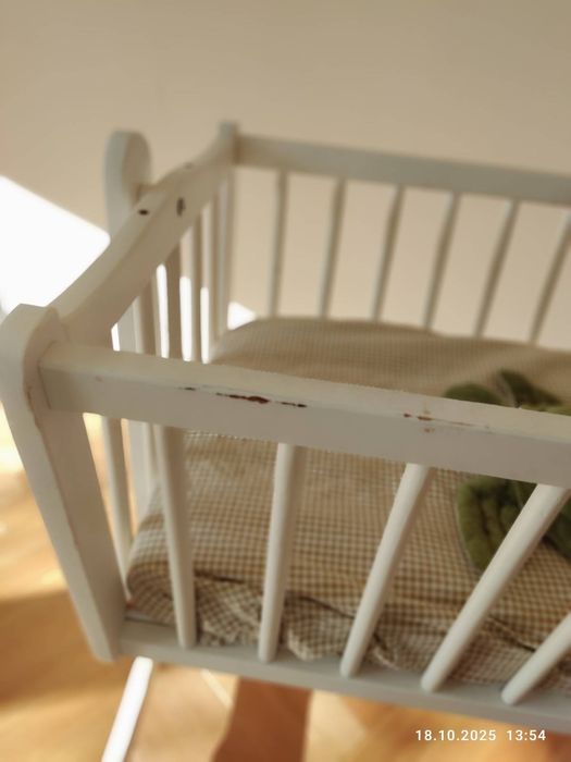 Łóżeczko drewniane niemowlęce, kołyska na kółkach.