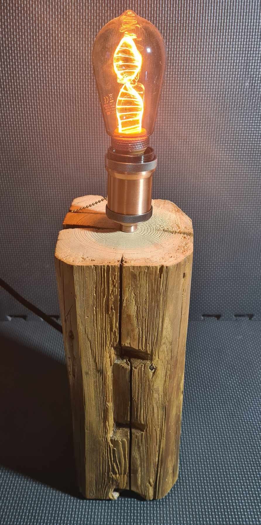 Lampa ze starego drewna