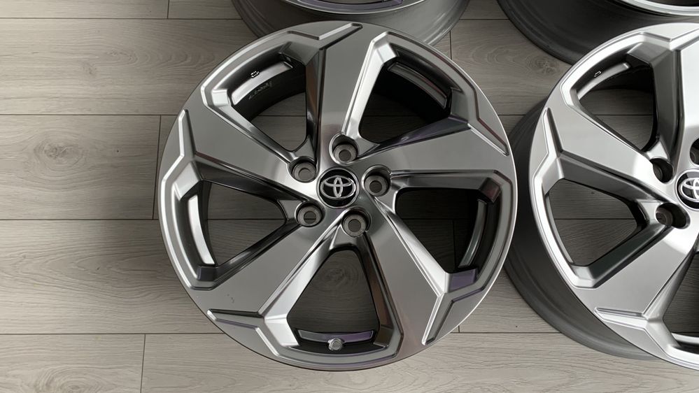 Felgi aluminiowe Toyota RAV4 5x114,3 18 cali Chrom nakrętki