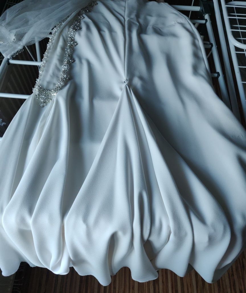 Suknia ślubna rybka Amaltea Pronovias off white