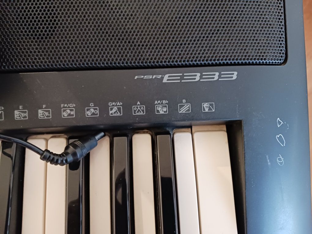 Teclado yamaha PSR E333 com tripé