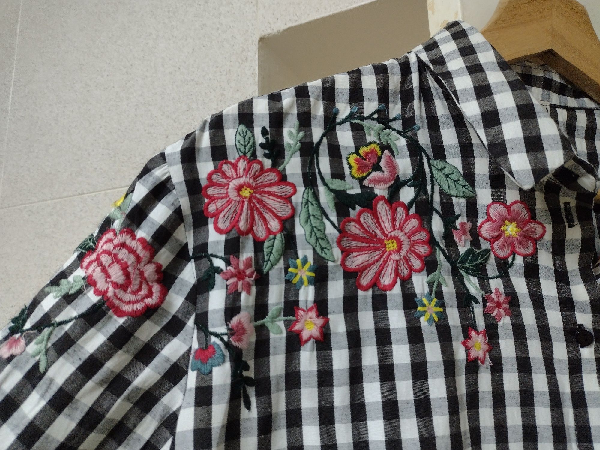 Camisa Pimkie M

Preta e Branca com Padrão floral.

Em excelente estad