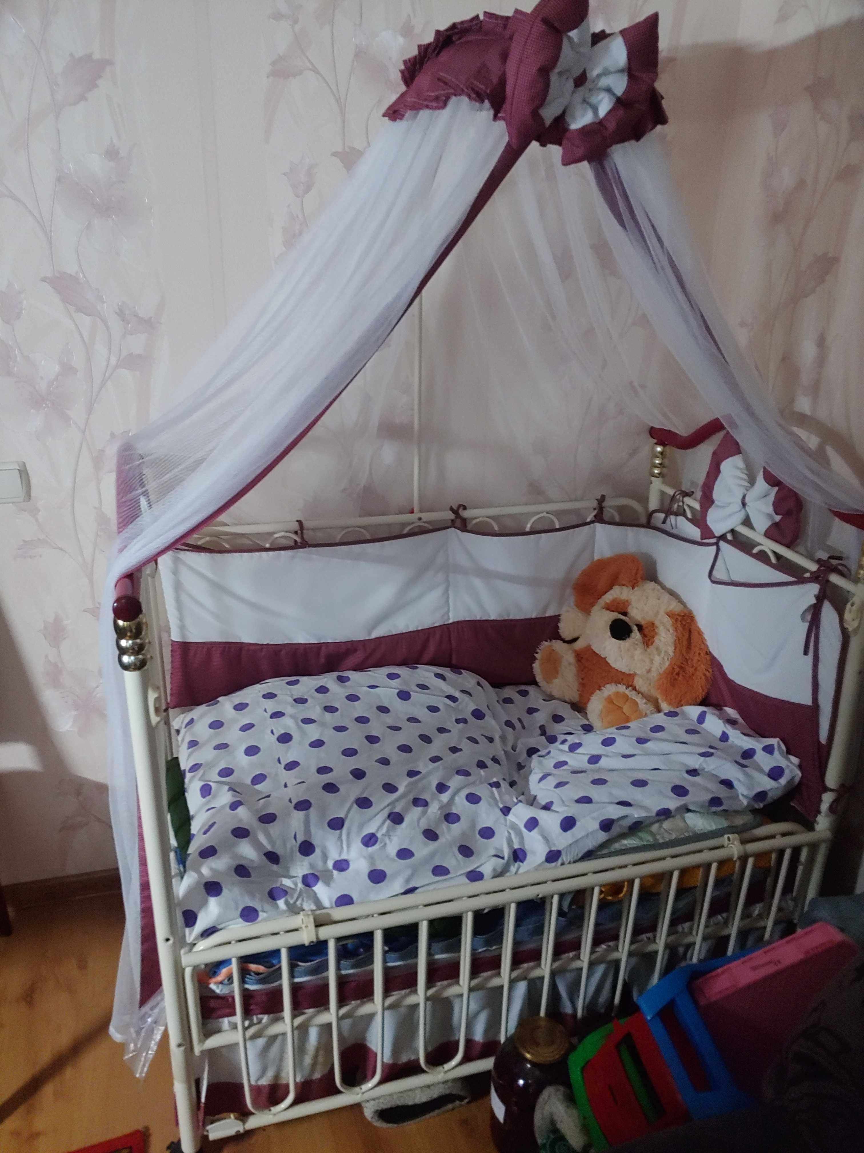 Железная детская кроватка в идеальном состоянии, с матрасом и одеялом.