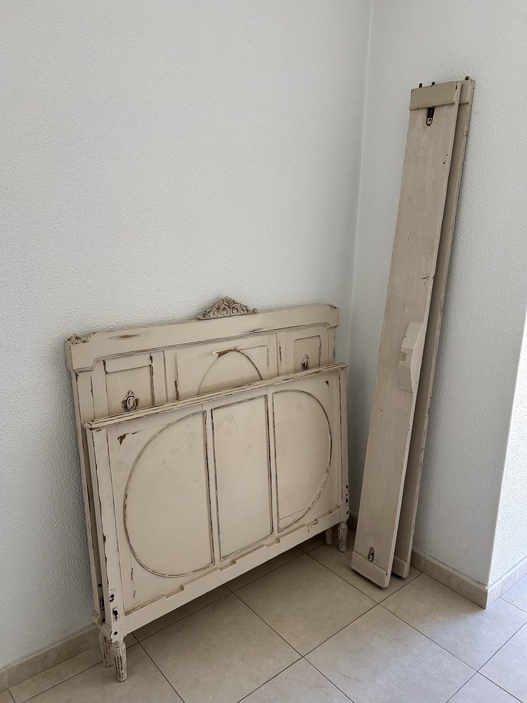 Cama antiga  de corpo e meio restaurada