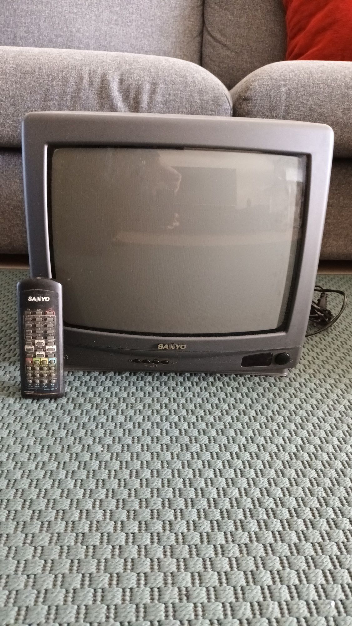 TV 32cm Sanyo a funcionar