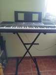 Teclado Yamaha com tripé