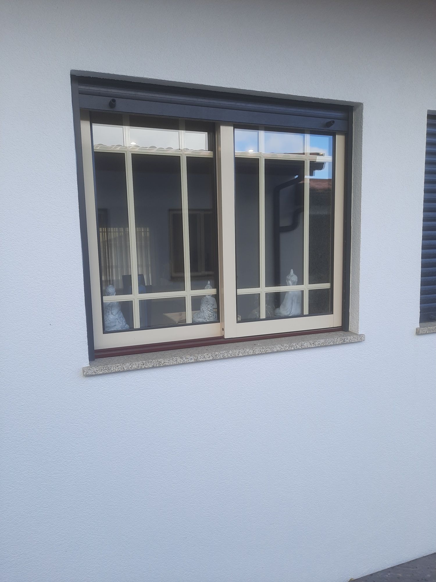 2 portas exteriores, 4 janelas, 3 portadas. Vendo se for o lote todo.