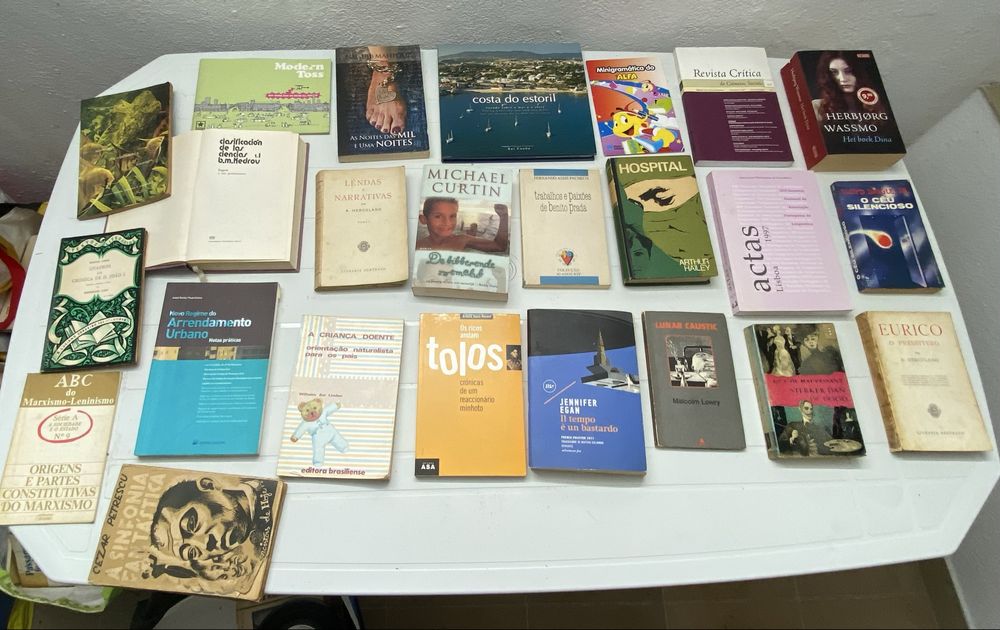 conjunto com 47 livros