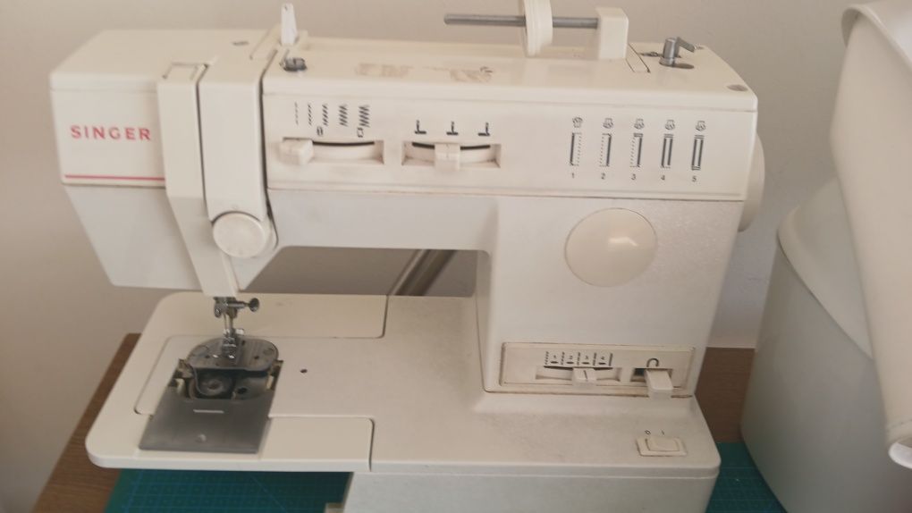 Maquina de costura para peças