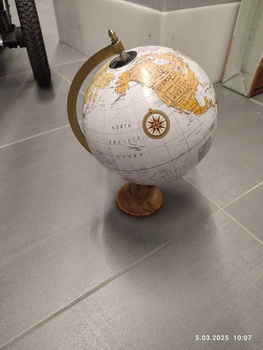 Nowa szary globus retro z drewnianą podstawką